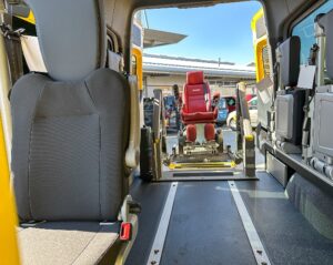 Platz für alle: Der Innenraum der barrierefrei umgebauten Mercedes eSprinter bietet dank klappbarer Sitze und Rollstuhlsicherung flexible Lösungen für Passagiere mit und ohne Mobilitätseinschränkung.
