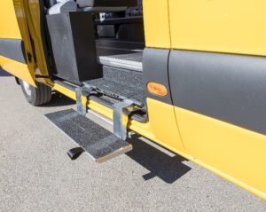 Einfacher Einstieg: Eine klappbare Stufe an der Seitentür erleichtert mobilitätseingeschränkten Passagieren den Zugang zum Fahrzeug.