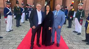 Roland Arnold (li.) mit seiner Frau Martina und Manuel Maier (re.), Bürgermeister von Pfronstetten, beim Festakt zur Verleihung des Verdienstordens des Landes Baden-Württemberg im Mannheimer Schloss.
