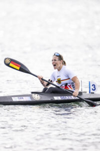 Anja Adler in ihrem Kanu