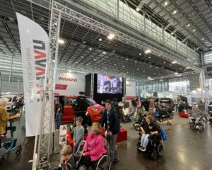 Großer Andrang bei PARAVAN: Auf der REHACARE erleben Besucherinnen und Besucher hautnah, wie Mobilität neu gedacht wird – vom Rollstuhltest bis zur Fahrzeugdemo