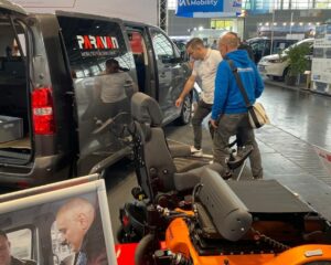 Individuelle Fahrzeuglösungen im Fokus: Am PARAVAN-Stand auf der REHACARE informieren sich Besucher über Umbauten, Sitze und Steuerungssysteme für mehr Selbstbestimmung im Alltag. 