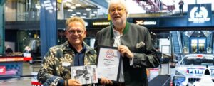 Große Ehre für Roland Arnold (li.): Der Gründer und Geschäftsführer der PARAVAN GmbH erhält den Ehrenpreis in der Kategorie Biografie im Rahmen des MOTORWORLD Buchpreises 2025. Überreicht wurde die Auszeichnung von Juryvorsitzendem und Laudator Jürgen Lewandowski (re.) Foto: CanVanCan