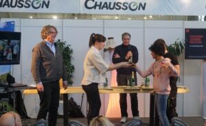 Marlene nimmt stolz den Goldenen Rollstuhl entgegen.