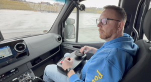 Training mit der Fahrschuleinheit: Steuerung undEingriffsmöglichkeiten werden im realen Fahrbetrieb
intensiv geschult. Foto: Paravan