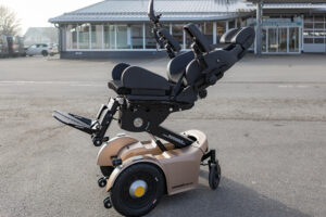 Der Paravan PR 50 (HMV-Nr.: 18.99.06.1048): Elektrorollstuhl mit Kantel- und Liftfunktion und EU-weiter Zulassung als Autofahrersitz nach §35a StVZO.