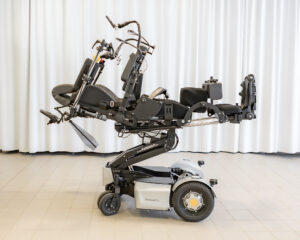 Der Paravan PR biolution (HMV-Nr. 18.99.03.2027): Multifunktionaler Pflege- und Therapiestuhl mit biometrischen Gelenken für natürliche Bewegungsabläufe und individuell programmierbare Liegepositionen.