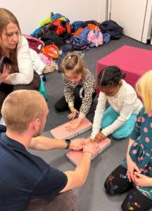 Vorschulkinder der Dino-Gruppeder Kita am Steinberg erkunden die Welt des Gesundheitshandwerks bei der Preisler Group und erstellen ihren eigenen Handabdruck.