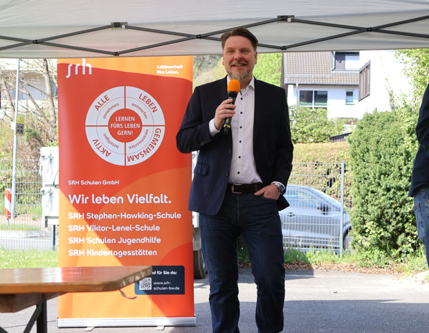 SRH Schulen Geschäftsführer Sascha Lohwaßer richtet die Worte an die Anwesenden.