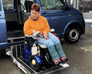 Nahtloser Übergang: Mit dem Kassettenlift gelangt Ulrike direkt vom Rollstuhl ins Fahrzeug – für maximale Selbstständigkeit im Alltag. Foto: Paravan