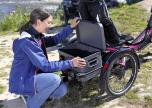Komfort-Sesselrad Delta tx: In der Ausführung Obenlenker mit Kardangelenk wird das Ein- und Aussteigen leicht gemacht. Daneben stellt HP VELOTECHNIK auch einen Vorderradgepäckträger als Neuheit für das Trike vor sowie die abschließbare Gepäckbox. Bilder:HP VELOTECHNIK