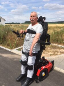 Mit dem Stehrollstuhl PR 40 kann sich Mehmed eigenständig aufrichten – eine wichtige Unterstützung für Mobilität und Teilhabe im Alltag. Foto: Paravan