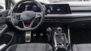 Alles in Reichweite: Im Golf GTI kombiniert Paravan Clutch-by-Wire mit Handbedienung für Gas und Bremse – geschaltet wird weiterhin manuell. Foto: Paravan