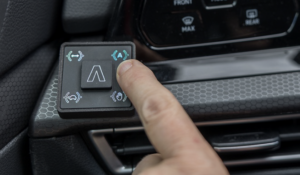 Drei Fahrmodi zur Wahl: Über das Bedienteil wechselt der Fahrer zwischen Automatik-, Rangier- und manuellem Modus. Foto: Paravan